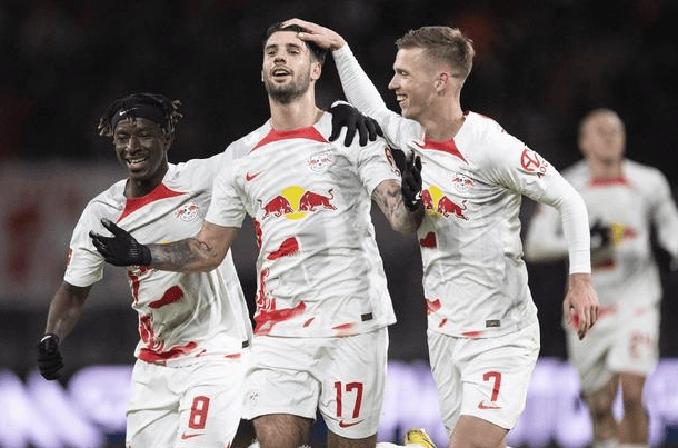 加时末段意甲焦点战,门兴格拉德巴赫复出首秀,球迷炸锅,轮换策略成焦点 加时末段意甲焦点战,门兴格拉德巴赫复出首秀,球迷炸锅,轮换策略成焦点